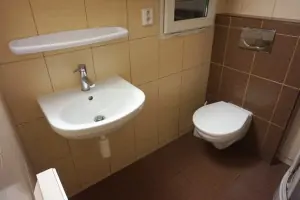 umyvadlo a WC v koupelně v přízemí