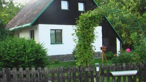 Chata Nové Hraběcí leží v oplocené zahradě v blízkosti lesa