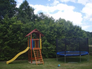 Pro děti je připravena trampolína a prolézačka se skluzavkou