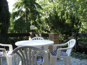 Zahradní nábytek na terase při vstupu do chaty