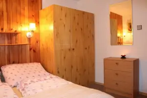 ložnice s dvojlůžkem v přízemí chaty