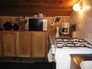Opticky oddělený kuchyňský kout je vybaven pro vaření a stolování 5 osob