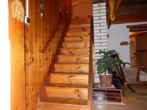 Z obytné místnosti vedou schody do podkroví, kde se nacházejí 2 ložnice