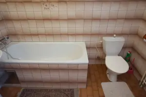 koupelna v přízemí je vybavena vanou, WC a umyvadlem