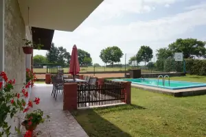 před domem se nachází terasa s venkovním posezením a bazén (6,4 x 3,4 x 1,4 m)