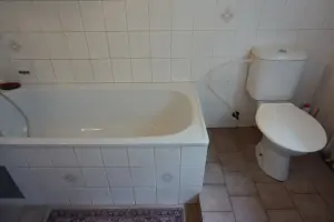 koupelna v prvním patře je vybavena vanou, WC a umyvadlem
