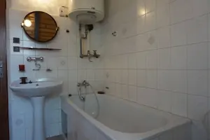 koupelna v prvním patře je vybavena vanou, WC a umyvadlem