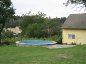 Na zahradě je k dispozici bazén (průměr 3,5 m, hloubka 1,2 m)