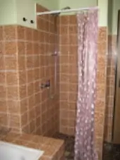Koupelna v přízemí je vybavena, vanou, sprchovým koutem a umyvadlem