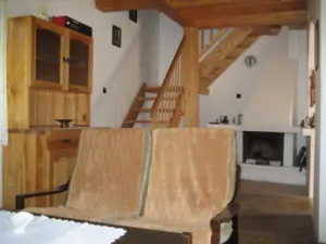 Obytný pokoj - pohled ke schodům do podkroví a ke krbu