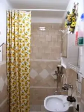 Koupelna je vybavená sprchovým koutem a umyvadlem