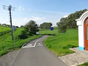 cykloturisté uvítají novou cyklostezku ze Šardic do Hovoran