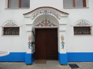 zdobený vchod do chaty Mutěnice