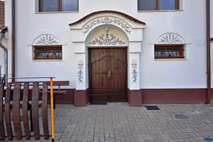 zdobený vchod do chaty Mutěnice