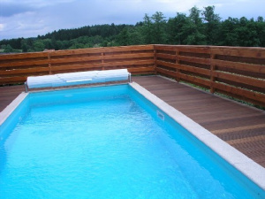 Zapuštěný bazén s protiproudem (7x 3,5 x 1,6 m)