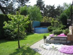 Na zahradě je k dispozici bazén (průměr 3,5 m, hloubka 0,9 m)