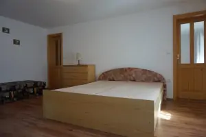 ložnice s se 2 lůžky a dvojlůžkem