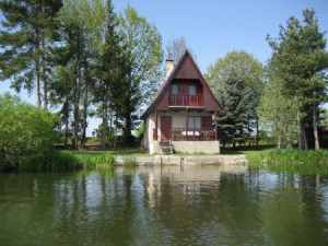 Chata Spolí se nachází na břehu Spolského rybníka