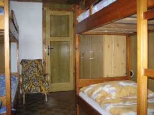 Podkrovní ložnice se 2 patrovými postelemi a lůžkem