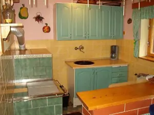 Kuchyňský kout je vybaven pro vaření a stolování 4 až 5 osob