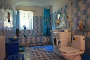 koupelna s vanou, WC, umyvadlem a pračkou
