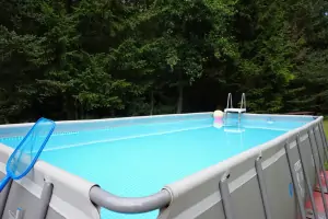 na zahradě za chalupou je v létě k dispozici bazén (5,5 x 2,7 x 1,3 m)