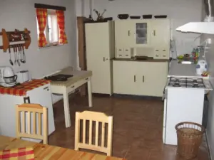Kuchyně je vybavena pro vaření a stolování 11 osob