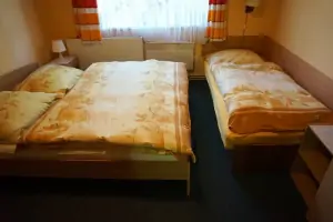 ložnice s dvojlůžkem, lůžkem a dětskou postýlkou