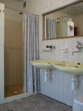 Koupelna je vybavena sprchovým koutem, vanou a 2 umyvadly