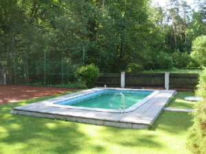 Na zahradě chaty je k dispozici bazén (7,5 x 3,8 x 1 - 1,45 m)