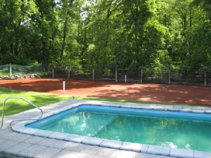 Na zahradě chaty je k dispozici bazén (7,5 x 3,8 x 1 - 1,45 m) a tenisový kurt (možno využít i pro nohejbal)
