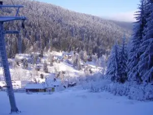 V Petříkově je k dispozici několik lyžařských vleků