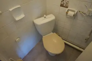 první část chalupy - samostatné WC
