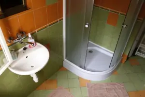 Koupelna se sprchovým koutem, umyvadlem a WC 