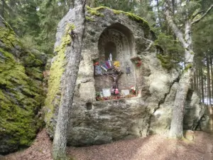 Tip na výlet: skalní oltář - Královský kámen u Javorníka