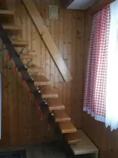 z kuchyně vedou schody do podkroví