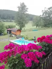 chata leží na okraji obce ve velké oplocené zahradě s bazénem