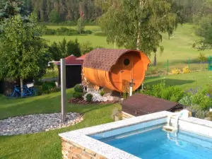 pod bazénem se nachází venkovní sudová sauna pro 2 osoby