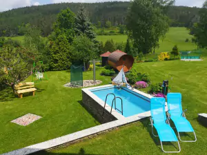 chata leží na okraji obce ve velké oplocené zahradě s bazénem