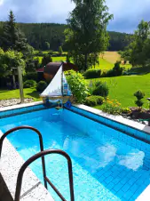 bazén je ideálním osvěžením během letních měsíců