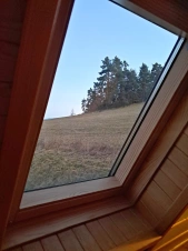 podkrovní špička chaty - výhled z okna