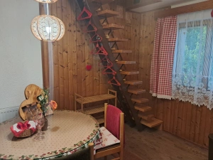 z kuchyně vedou schody do podkroví