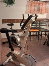 2 rotopedy v suterenní místnosti