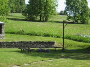 Za chatou jsou k dispozici ruské kuželky a ohniště s lavičkama
