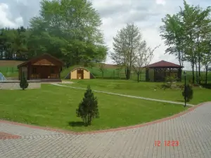 Chata Holušice leží ve velké oplocené zahradě