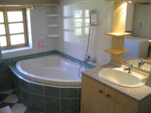 Koupelna je vybavena vanou, umvydlem, WC a pračkou