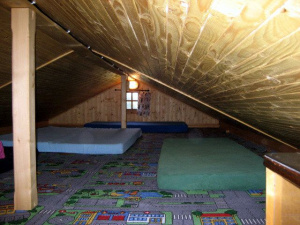 Podkrovní ložnice se 4 matracemi 