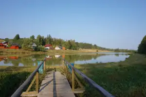 Poličská jezera jsou oblíbeným rybářským revírem a jsou od chaty vzdáleny 300 m