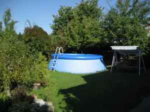 K dispozici je bazén (průměr 4,5 m)