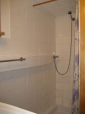 Koupelna je vybavena sprchovým koutem, WC a umyvadlem 